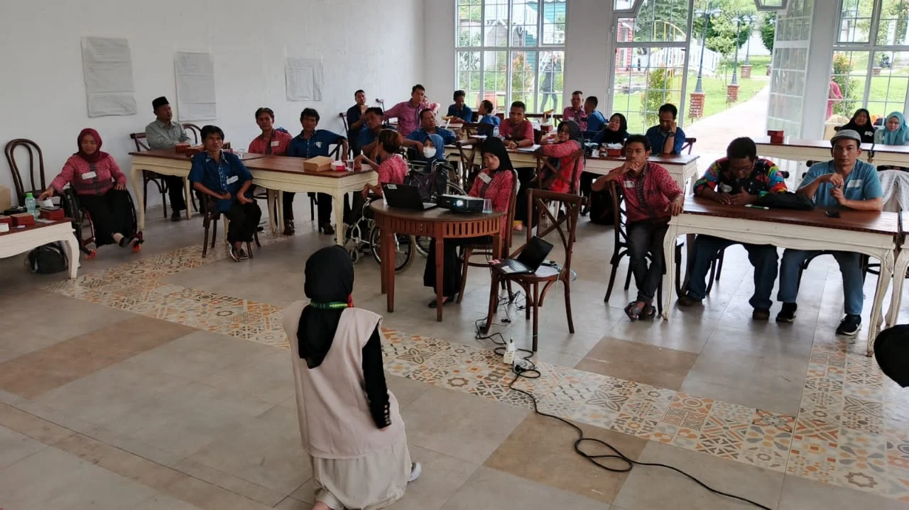 Sri Mulyati dari Program GooD sedang memberikan pendampingan bagi organisasi difabel mitra Good